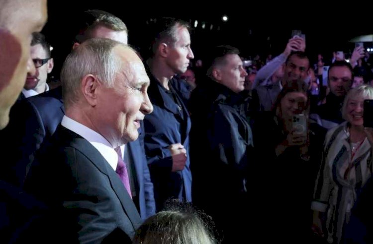 الرئيس بوتين في حفل موسيقي بينما قائد فاجنر يحترق في الطائرة الخاصة