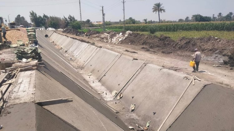 استمرار أعمال المشروع القومي لتأهيل وتبطين الترع بمركز سمالوط بالمنيا