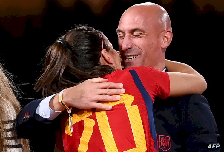 الفيفا يعلن ايقاف صاحب قبلة الشفاه الساخنة