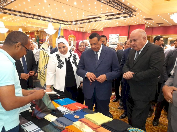 امنة والقباج والداودي يتفقدون منتجات قنا بمعرض ايادي مصر