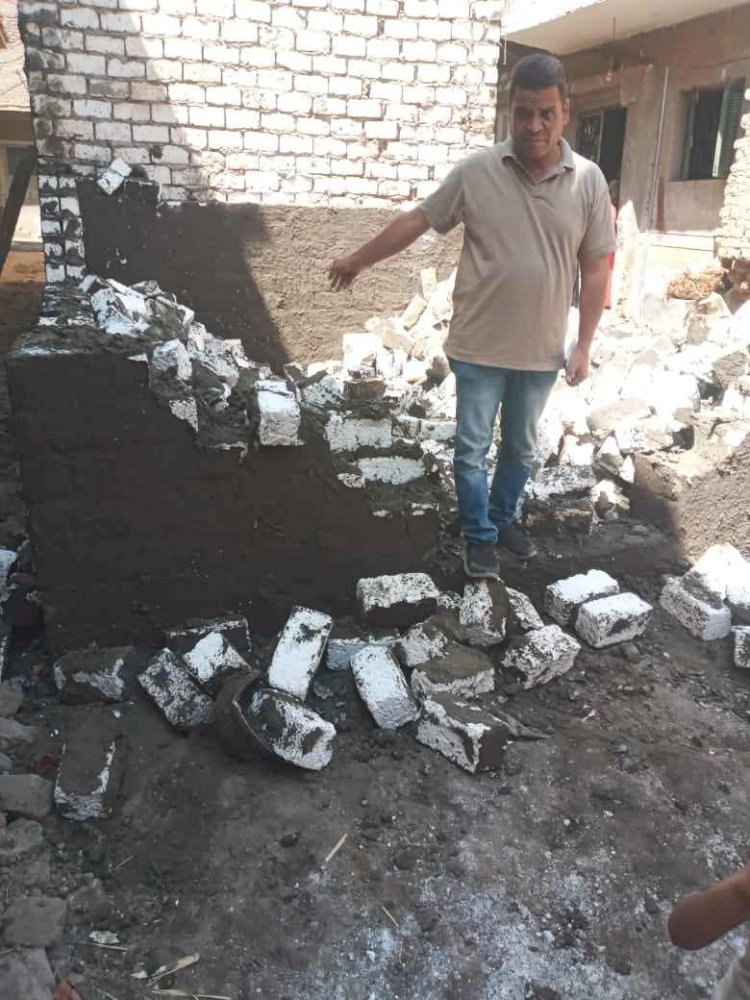 ازالة ٦٨ حالة بناء مخالف علي الاراضي الزراعية بالمنيا