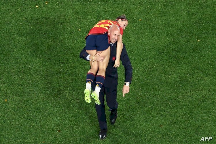 لازالت "البوسة الملتهبة"حديث العالم والاتحاد الاسباني يضغط