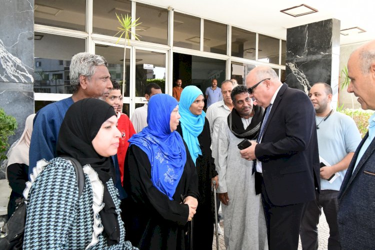 محافظ قنا  يسلم الفوج الرابع من ذوي الهمم الاطراف الصناعية