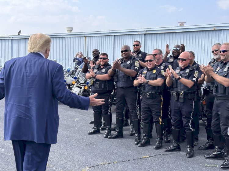 الوكالات تفضح أنصار ترامب بعد تزييفهم صوره مع الشرطة