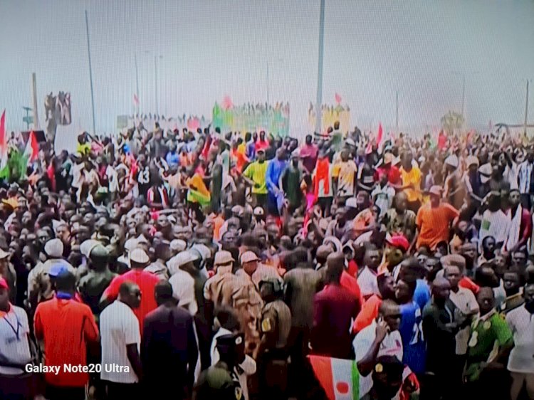 مظاهرات حاشدة في النيجر أمام القاعدة الفرنسية لطرد السفير وقوات فرنسا