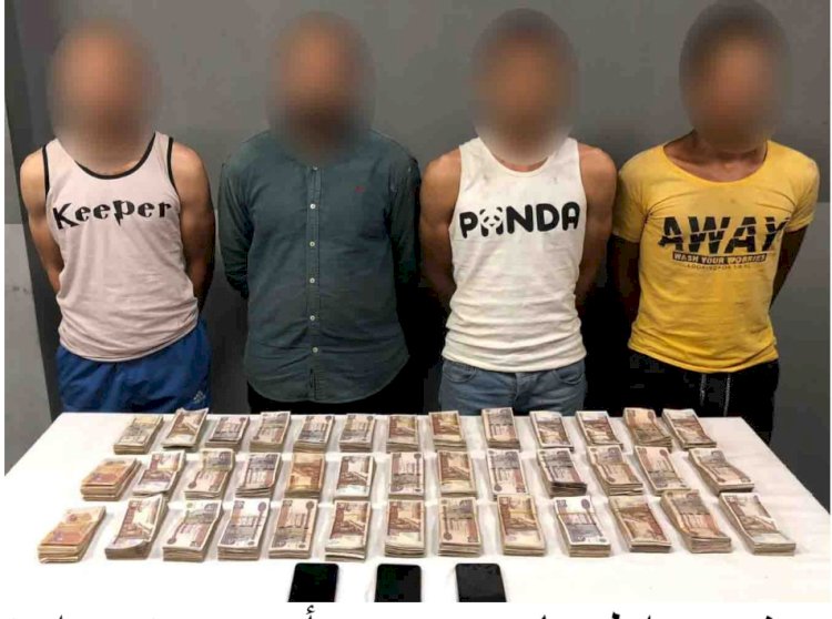 عامل المعرض يستعين باصدقائة لسرقة مبلغ مالي كبير