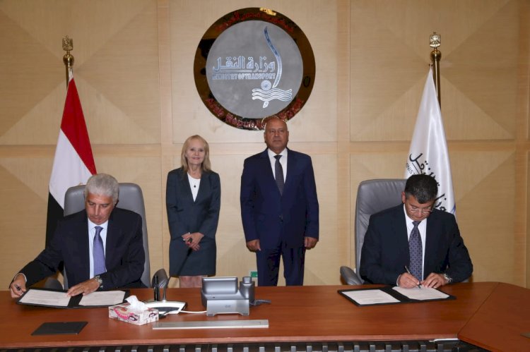 زير النقل يشهد توقيع عقد تنفيذ أعمال البنية الأساسية والأنظمة لمترو الإسكندرية