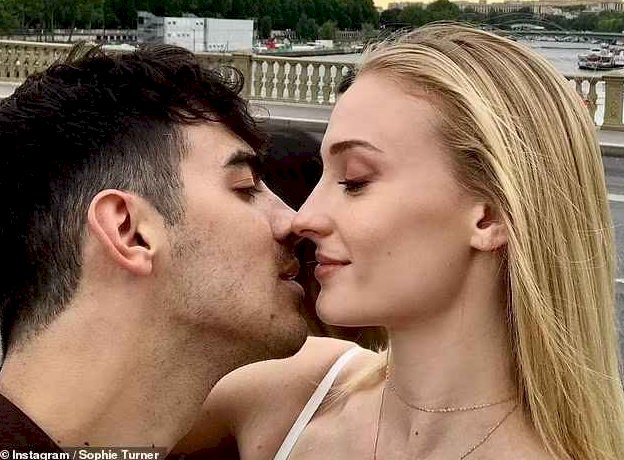 30 صورة تكشف أسرار طلاق جوناس وصوفي تورنر