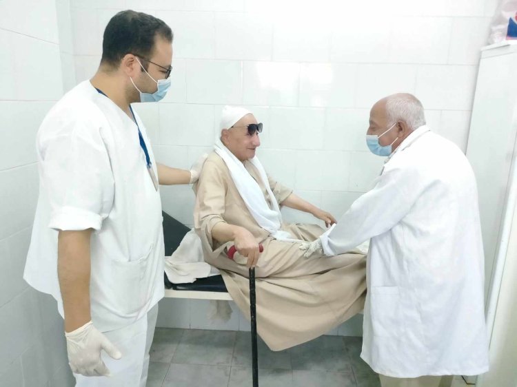 "القاضي": توقيع الكشف الطبى المجانى على 1903 حالات خلال قافلة طبية بقرية بني قمجر