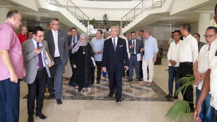 د. عصام فرحات يجتمع بالهيكل الإداري لتسيير أعمال جامعة المنيا الأهلية استعدادا لبدء الدراسة