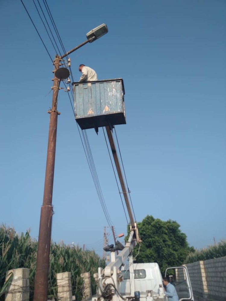 حملات لصيانة أعمدة وكشافات الإنارة بمراكز المنيا