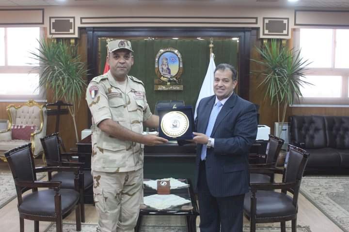 رئيس جامعة  جنوب الوادى يكرم مدير إدارة التربية العسكرية