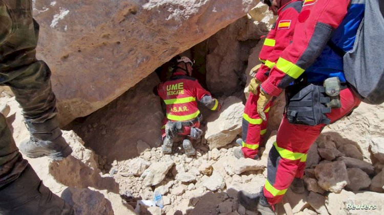 مجلة فرنسية تستغل كارثة المغرب لتصفية الحسابات مع الملك