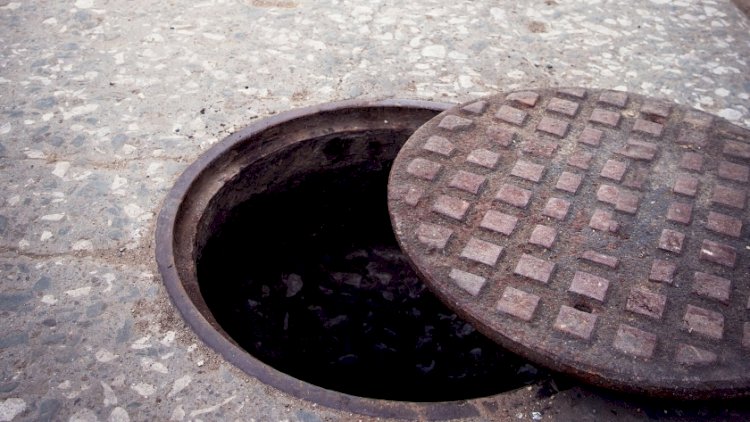 تنافسوا علي سرقة البالوعة فقتله احدهم بقطعة حديد