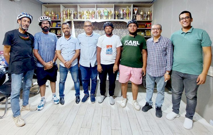 رئيس نادي الغردقة الرياضي يستقبل الرحالة محمد المصرى وفريقه