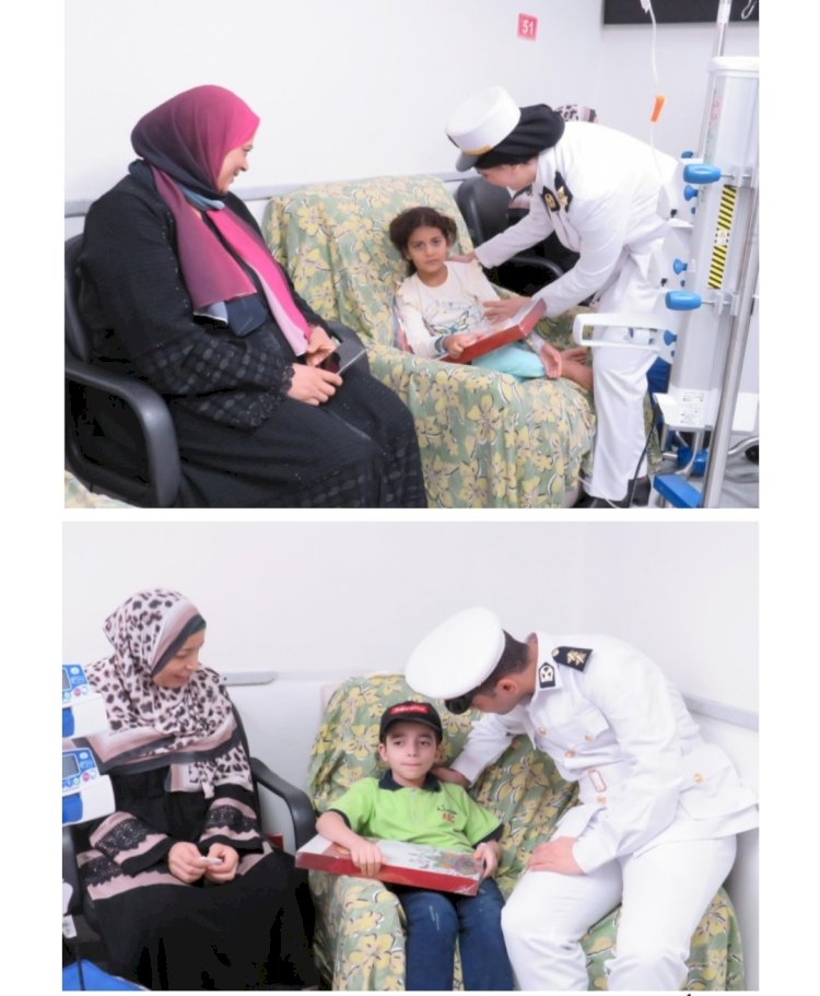 ضباط وضابطات الشرطة يوزعون حلوي المولد علي دار الايتام