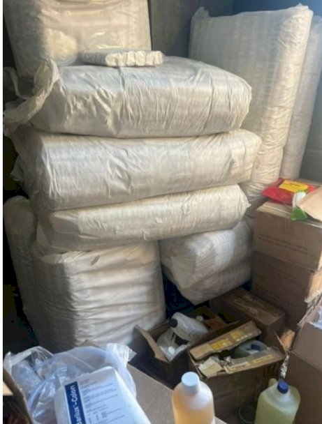 مخزنين للمستلزمات الطبية وحلوي المولد بدون ترخيص