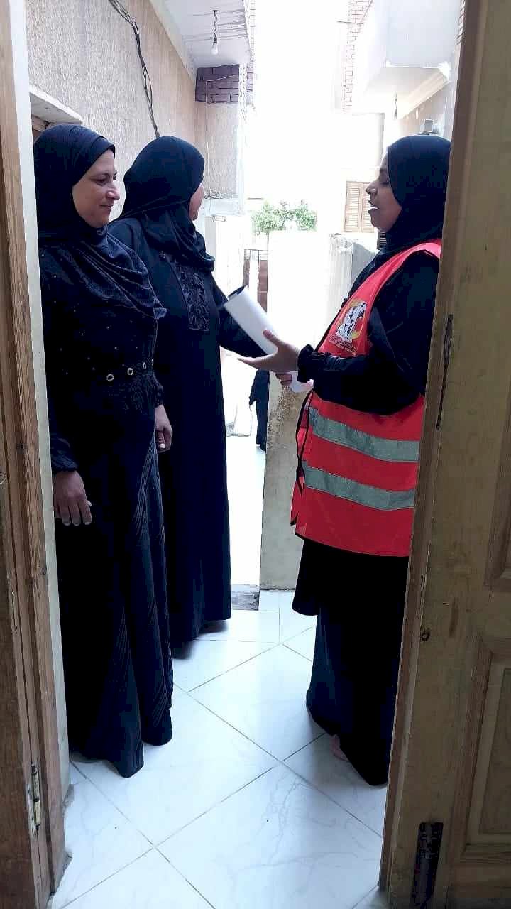 القومي للمرأة بالمنيا يواصل تنفيذ حملة طرق الأبواب فى قرى 3 مراكز
