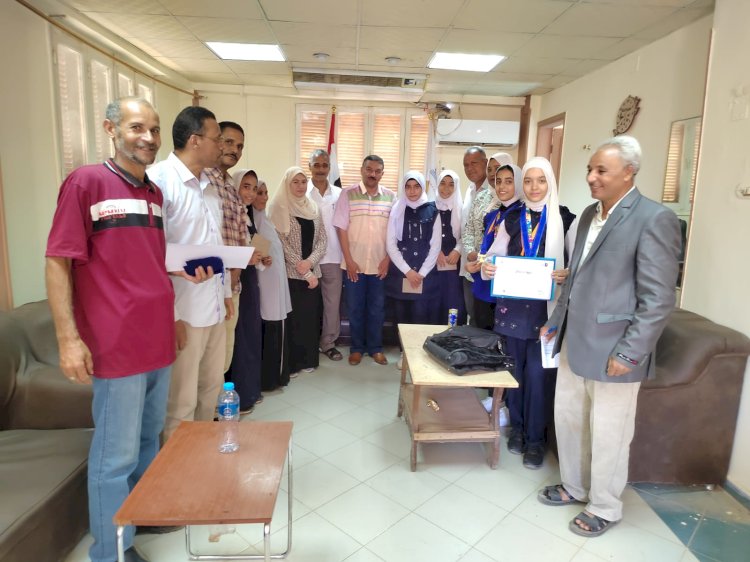 مدير عام التعليم بابوتشت يكرم نجوم المكتبات