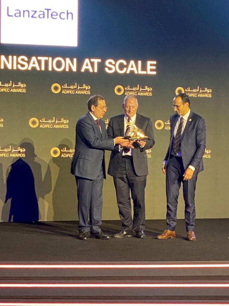 الملا محكما ومشاركا في تسليم جوائز معرض" اديبك"