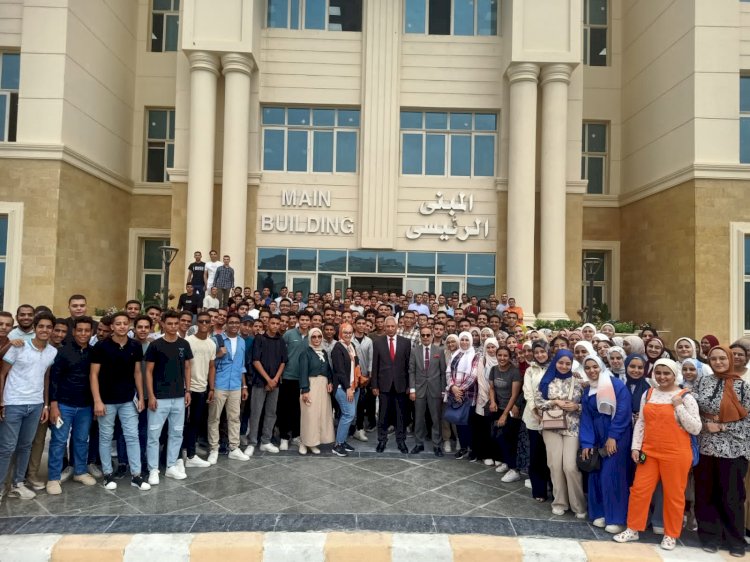 د. عصام فرحات يتابع انتظام الدراسة بجامعة المنيا الأهلية ويلتقي بالطلاب