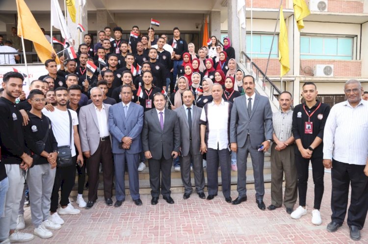 بحضور رئيس الجامعة :حقوق جنوب الوادى تستقبل طلابها بأعلام النصر وحلوى المولد