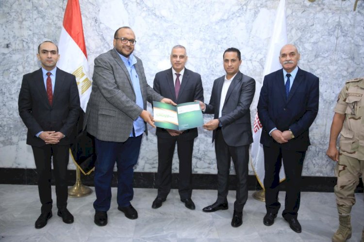 الفقي يشهد تسليم" شيك"توصيل المياه للاسر الاكثر احتياجا