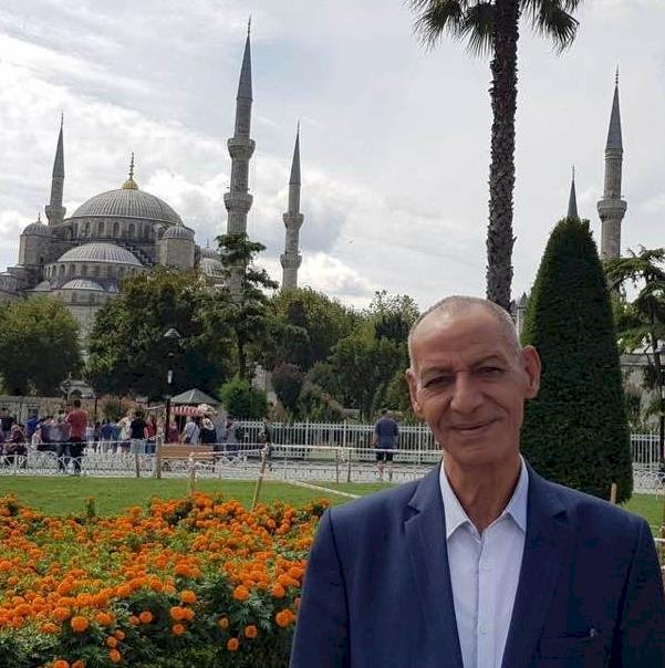 سليمان الحكيم.. صحفي قلبه معلق بقلمه