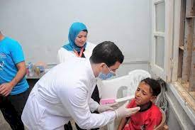 توقيع الكشف الطبي على 1417 حالة خلال قافلة علاجية بالمنيا