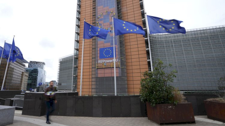 الوجه القبيح يظهر للعالم .. الاتحاد الأوروبي يعلق كل مساعداته للجانب الفلسطيني