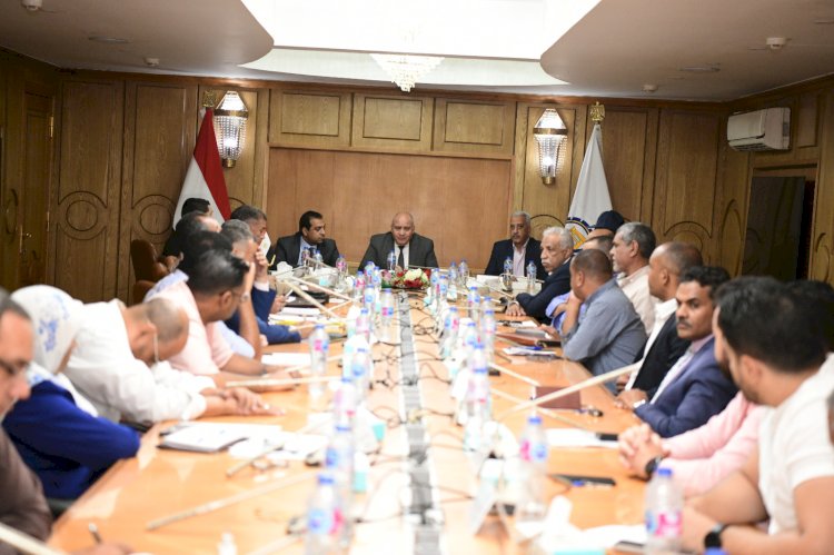 محافظ قنا يتابع الموقف التنفيذي لأعمال ترفيق المناطق الصناعية