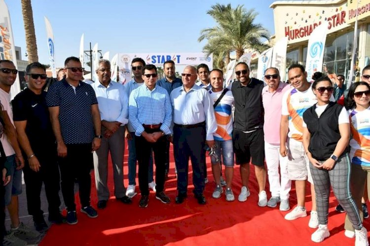 أشرف صبحي يُطلق شارة بدء ماراثون الغردقة ريس للجري