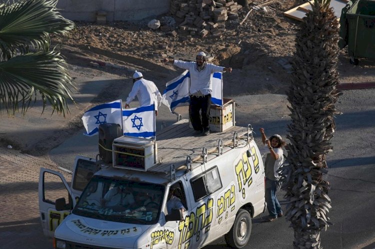 إنهم يرقصون علي جثث أبناء فلسطين ويشربون الخمر فرحا