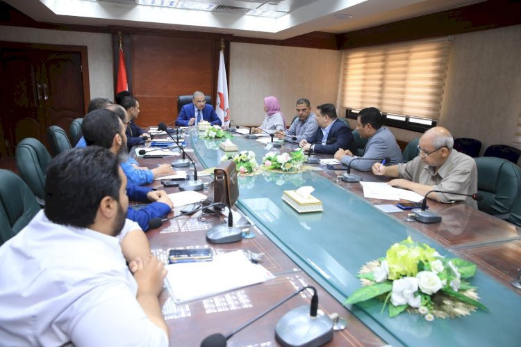 محافظ سوهاج يناقش مشروعات التنمية الحضرية