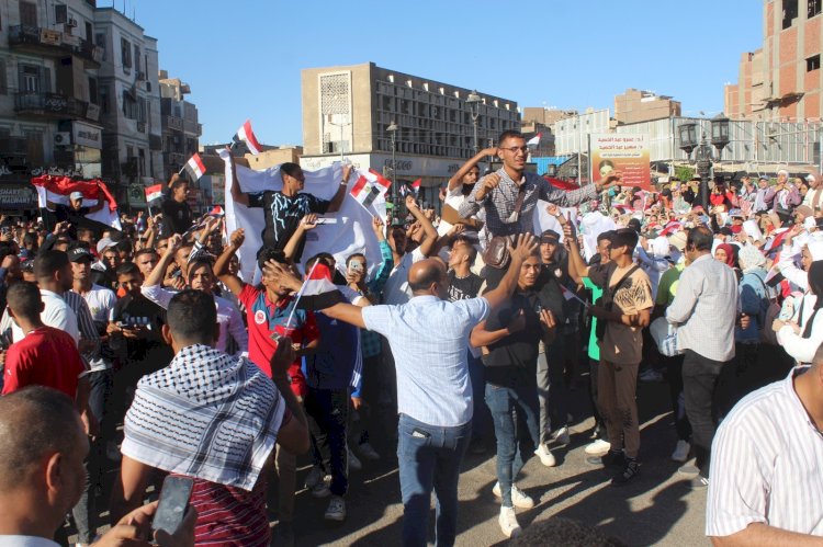 رئيس جامعة جنوب الوادي يتقدم مسيرة حاشدة من طلاب الجامعه تضامنا مع أهل غزه بفلسطين