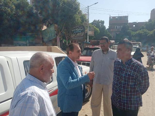 رئيس مركز ملوي يتفقد أعمال إنشاء مجمع مواقف السيارات بالمدينة