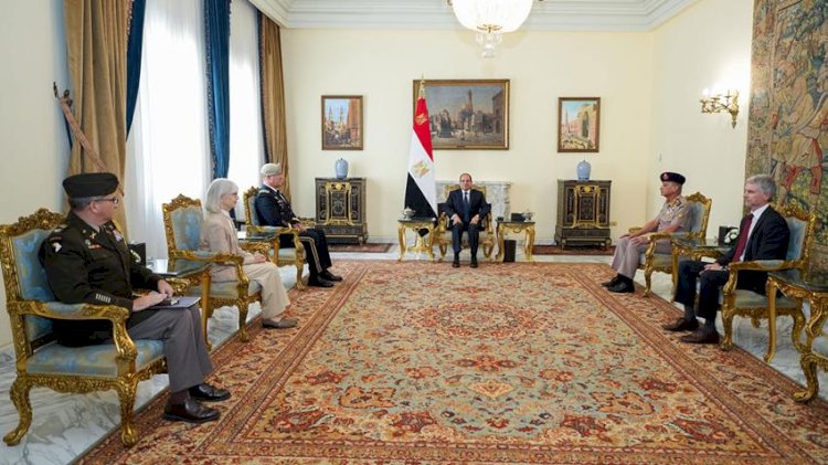 الرئيس السيسي يستقبل قائد القيادة المركزية الأمريكية