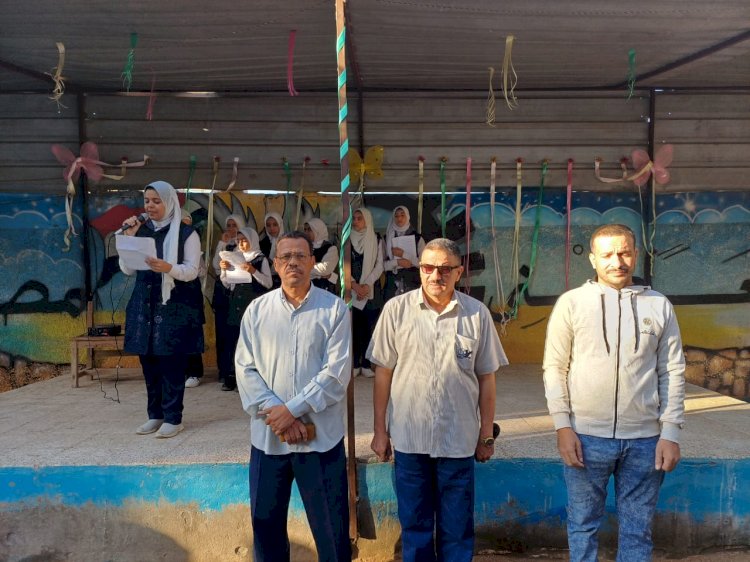 مدير تعليم أبوتشت يشهد الوقوف دقيقة حداد علي شهداء فلسطين بمدرسة عمر بن الخطاب الإعدادية 