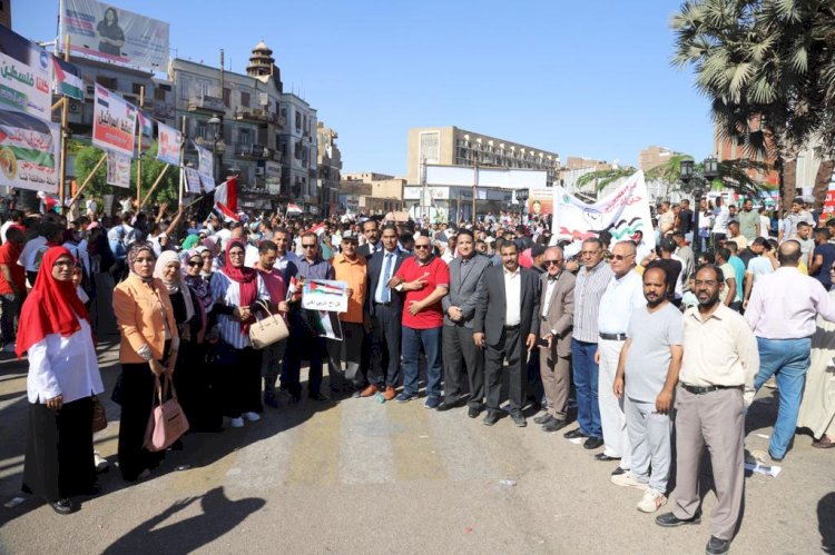 مسيرة لجامعة جنوب الوادي لدعم الشعب الفلسطيني وتأييد قرارات القيادة السياسية