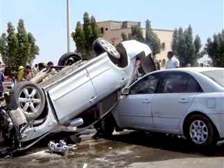 انتظام حركة السيارات بطريق الصعيد الغربي بالمنيا بعد إزالة آثار حادث انقلاب شاحنة