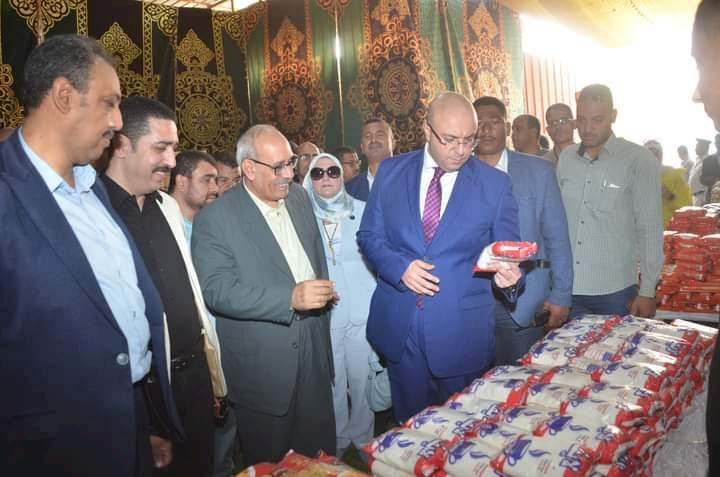 محافظ بني سويف يتفقد معرض سلع تخفيض السلع الاساسية