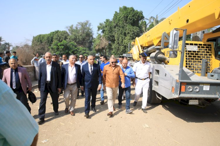 المحافظ ومدير الامن يتفقدان انهيار منزل جزيرة شندويل بسوهاج