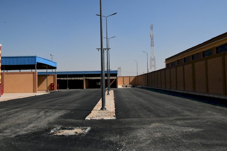 محافظ قنا يتفقد أعمال الرصف بمجمع الشوادر الجديد بنجع حمادى