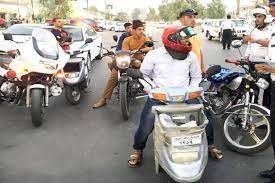 تحرير مخالفات لعدم ارتداء الخوذة والملصق الالكتروني