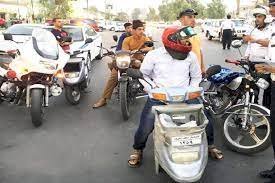 تحرير مخالفات لعدم ارتداء الخوذة