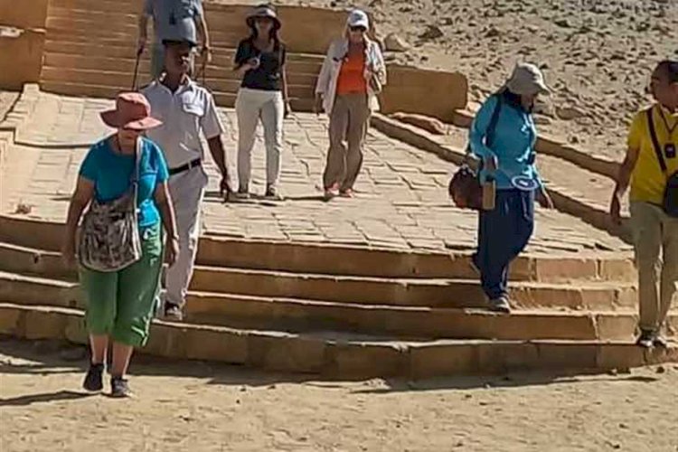 وفد إنجليزي يزور منطقة آثار بنى حسن بالمنيا