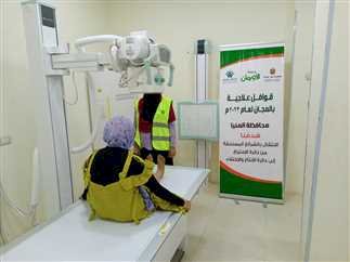 قافلة طبية تفحص ١٥٣٩ مريضة بالمنيا
