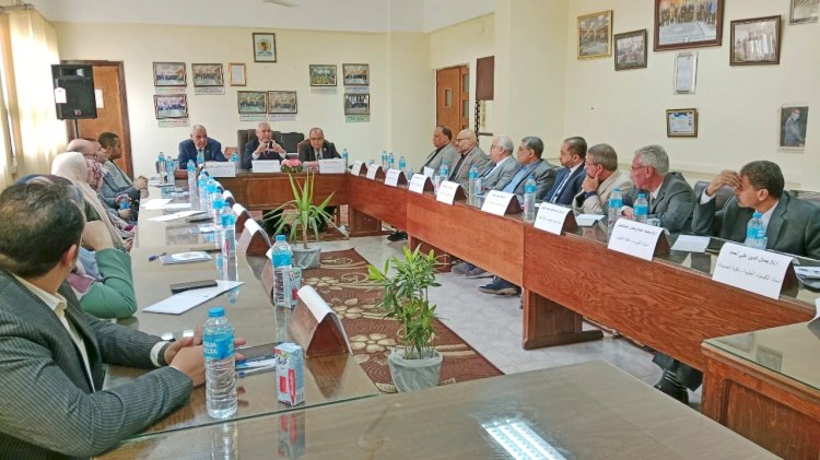 د. عصام فرحات يجتمع مع أعضاء وحدة إدارة مشروعات التطوير وتنمية قدرات أعضاء هيئة التدريس وإعداد القيادات الجامعية بجامعة المنيا