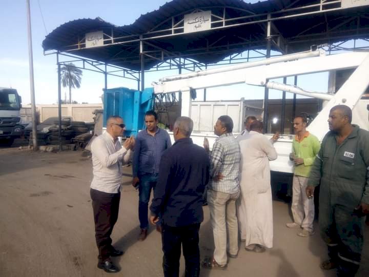 رئيس مدينة قنا يتابع تجهيزات اصطفاف المعدات والسيارات  للتعامل مع الأزمات بقنا