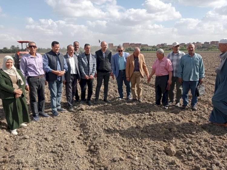 الزراعة تنظم يوم حقلي لزراعة القمح بالاساليب الحديثة
